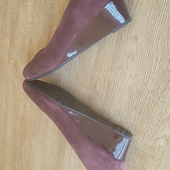 Clarks collection suede wedge pumps, burgundy size 6 med 36 euc - Picture 4 of 6